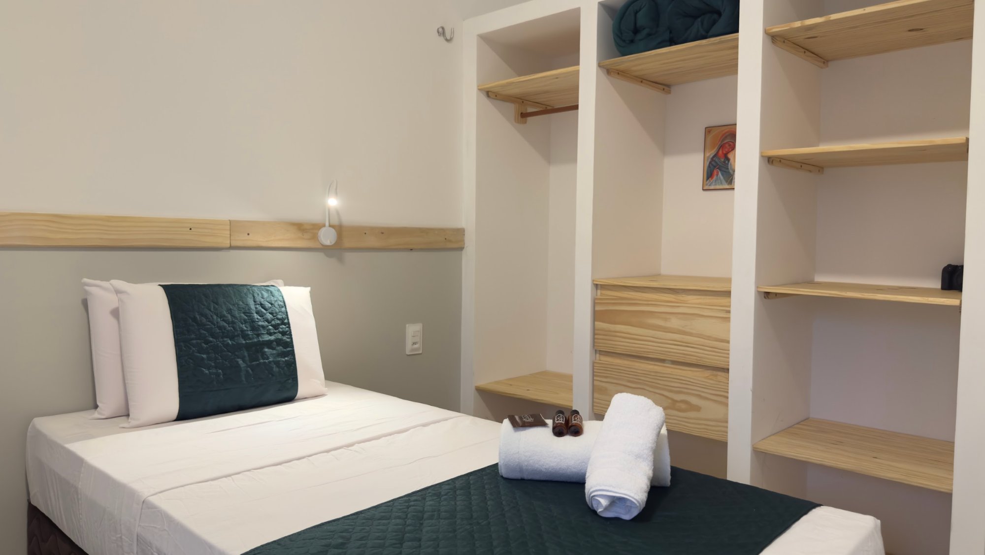 Quarto individual com cama de solteiro e ar-condicionado em Aquiraz CE