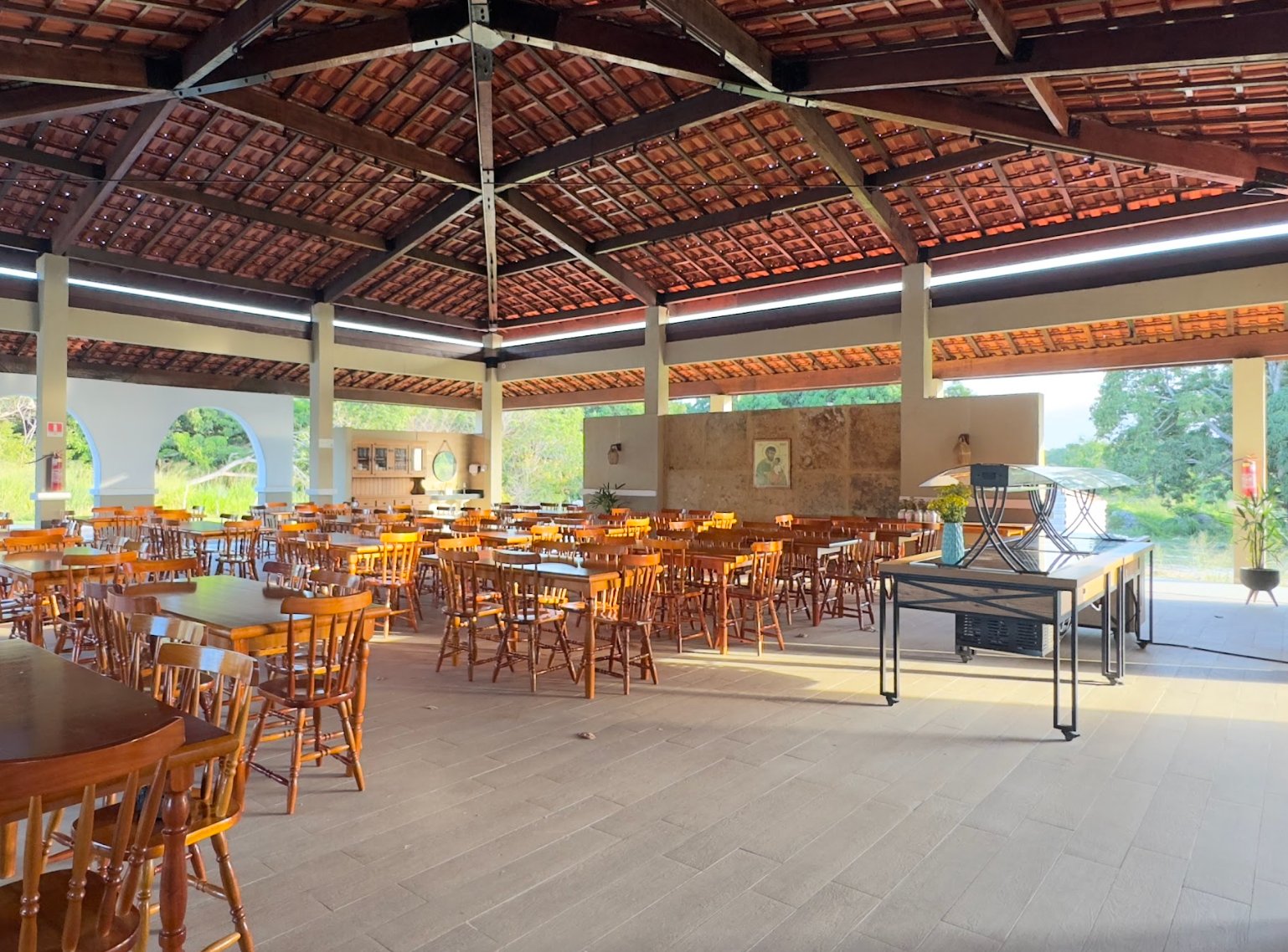Refeitório amplo ao ar livre da hospedagem São João Paulo II em Aquiraz